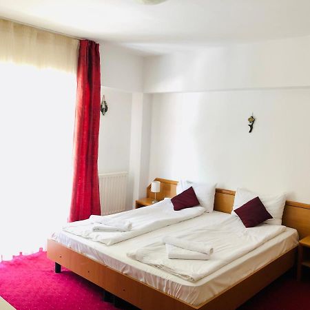 Pensiune & Restaurant Kalinder Буштені Екстер'єр фото